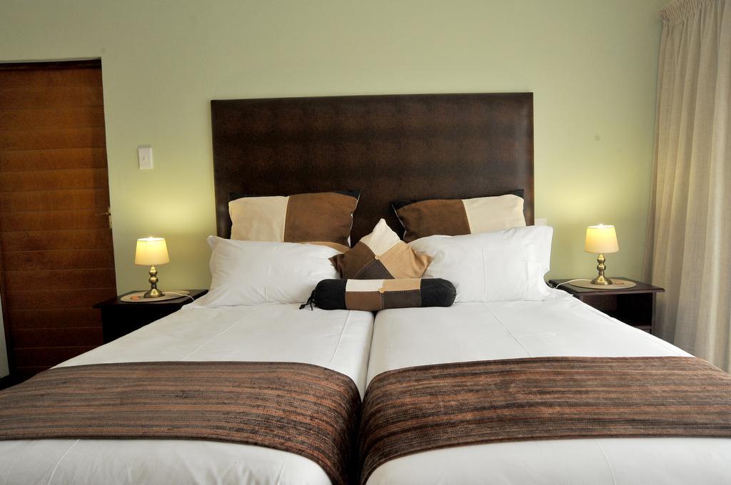 Sunset Manor Guest House Potchefstroom Esterno foto