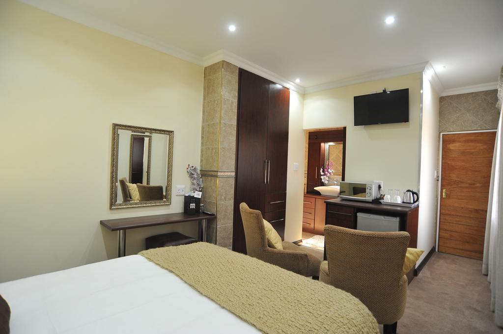 Sunset Manor Guest House Potchefstroom Esterno foto