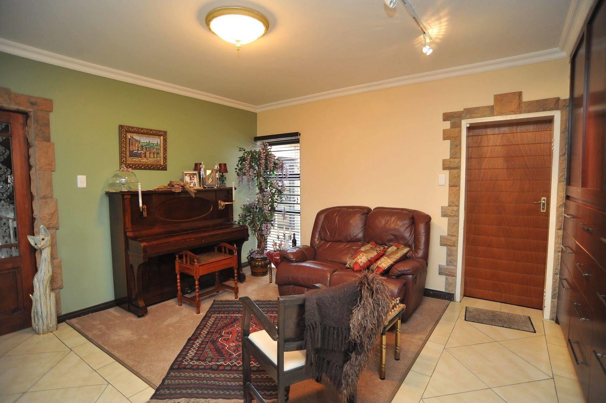 Sunset Manor Guest House Potchefstroom Esterno foto